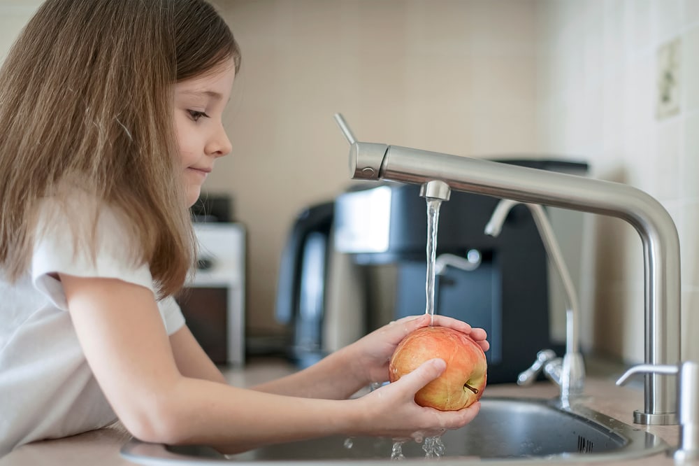 Use home water carefully to clean an apple