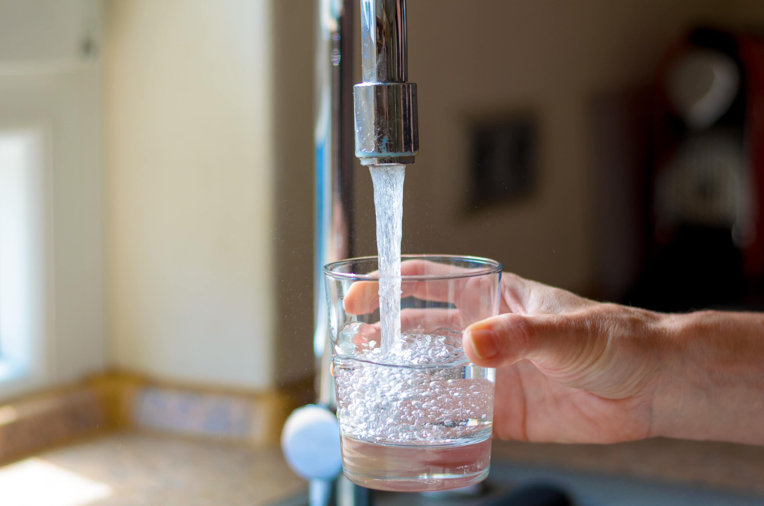Simple Tips To Clear Your Cloudy Tap Water 2 Clean drinking water at home